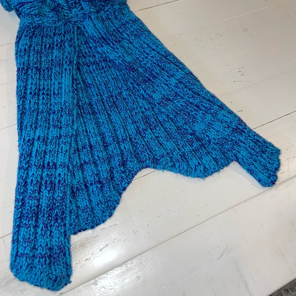 Mermaid Tail Knit Blanket - Picture 3 of 6